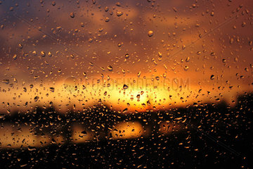 Berlin  Regentropfen an Fensterscheibe beim Sonnenuntergang