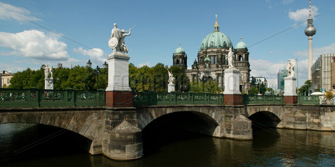 Berlin  Schlossbruecke und Berliner Dom
