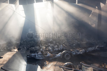 Berlin  Deutschland  abgebrannte Bootstrailer in der Lagerhalle