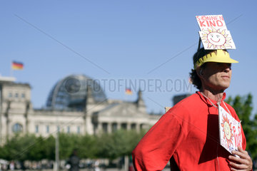 Berlin  Deutschland  ein Mann auf einer Anti-Atom-Demo.