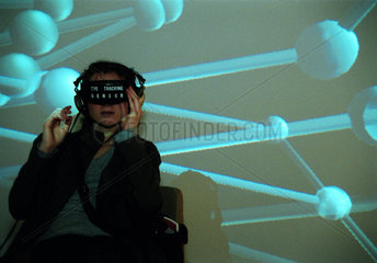 Besucherin auf der Transmediale 2002 in einer Installation