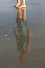 Cape Canaveral  USA  Frau spiegelt sich am Strand im nassen Sand