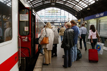 Koeln  Passagiere beim Einsteigen auf dem Hauptbahnhof