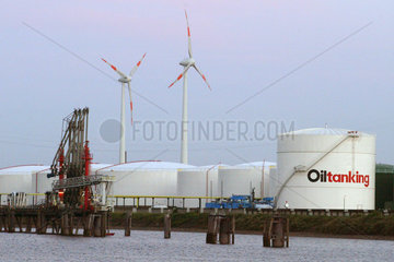 Hamburg  Oeltank und Windkraftanlage im Kontrast