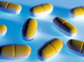 Antibiotikatabletten lose liegend in farbigem Licht