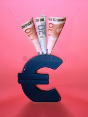 Eurozeichen als Sparbuechse mit Eurogeldscheinen