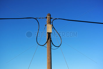 Neufriedland  Telefonmast und Leitungen vor blauem Himmel