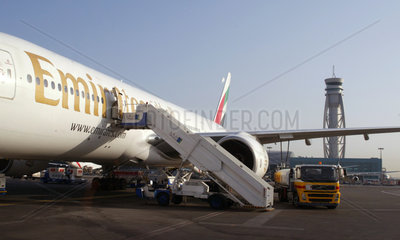 Ein Flugzeug der Emirates Airlines vor dem Flughafen von Dubai