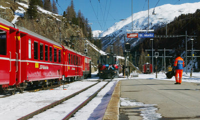 Ein Zug faehrt in den Bahnhof von St. Moritz
