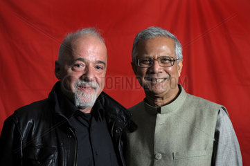 Wolfsburg  Deutschland  Paulo Coelho (links) und Professor Muhammad Yunus (rechts)