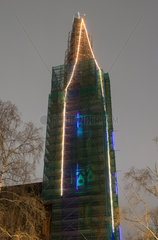 Berlin  Deutschland  Lichtillumination am Turm der Heilandskirche in Berlin-Moabit