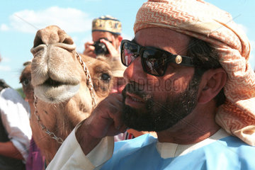 Ein Araber und ein Kamel beim Kamelrennen