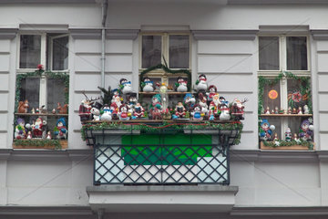 Berlin  Weihnachtsdekoration auf Balkon