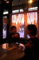 Zwei Maedchen in einem Cafe im spanischen Valladolid