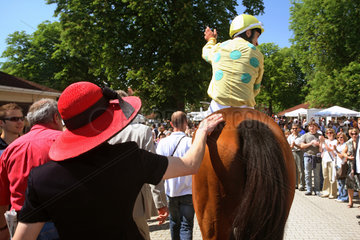 Iffezheim  Deutschland  Jockey auf seinem Pferd winkt in die Zuschauermenge