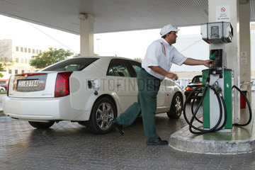 Tankwart beim Betanken eines Autos an einer Tankstelle  Dubai