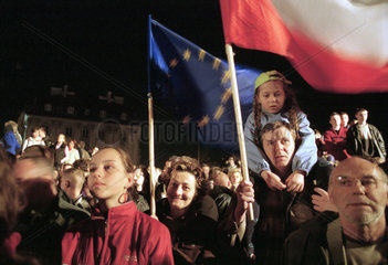 Menschen feiern den EU-Beitritt Polens in Warschau