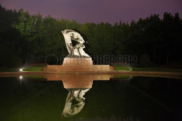 Warschau  Polen  das Chopin-Denkmal im Lazienki-Park