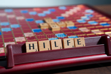 Hamburg  Deutschland  Scrabble-Buchstaben bilden das Wort HILFE