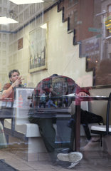 New York City  USA  Mann schlaeft in einem Fast-Food-Restaurant