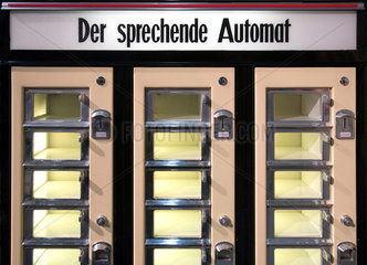 Duesseldorf  Deutschland  der sprechende Automat