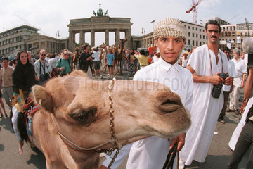 Kamel und sein Begleiter vor dem Brandenburger Tor in Berlin