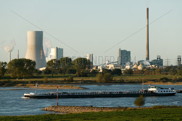 Duisburg  Deutschland  Frachtschiff auf dem Rhein  dahinter das Steinkohlekraftwerk Voerde