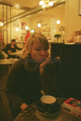 Eine junge Frau in einem Cafe in Kopenhagen