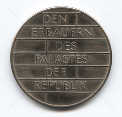 Berlin  Deutschland  Medaille fuer die Erbauer des Palastes der Republik