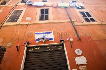 Rom  Italien  Eine juedische Flagge im roemischen Ghetto
