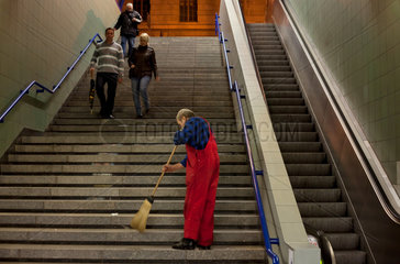 Warschau  Polen  Reinigungskraft fegt Treppe der Metrostation Swietokrzyska