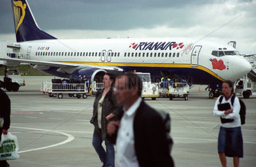 Reisende auf dem Flughafen Frankfurt Hahn