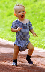 Kleinkind beim Laufen im Park