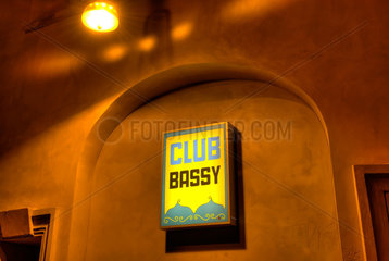 Berlin  Deutschland  Leuchtschrift des Bassy Cowboy Club