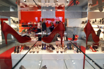 London  Grossbritannien  rote High Heel Frauenschuhe in einem Schaufenster