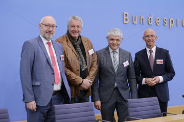 Bundespressekonferenz zum Thema: Aktionsbuendnis Fuer die Wuerde unserer Staedte fordert Bund und Laender auf  das Altschuldenproblem zu loesen