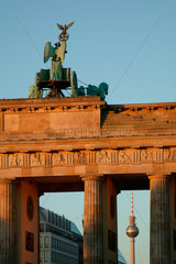 Berlin  Brandenburger Tor  Quadriga und Fernsehturm