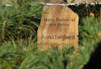 Berlin  Deutschland  das Grab von Anna Seghers
