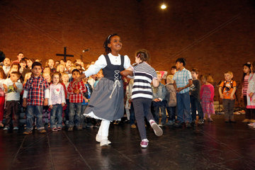 Bochum  Deutschland  SING DAY OF SONG  Schulkinder der Weilenbrink-Schule tanzen in der Christuskirche