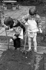 Berlin  DDR  Vorschulkinder bei der Gartenarbeit im Schulgarten