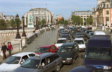 Ansicht der Pariser Innenstadt im Verkehrschaos