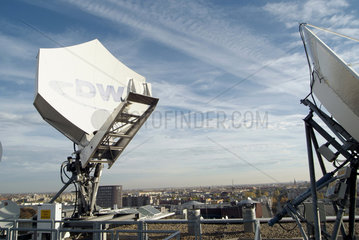 Berlin  Satellitenantennen von Deutsche Welle TV auf einem Dach