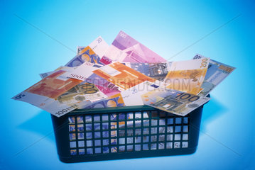 Waeschekorb voller Eurogeldscheine