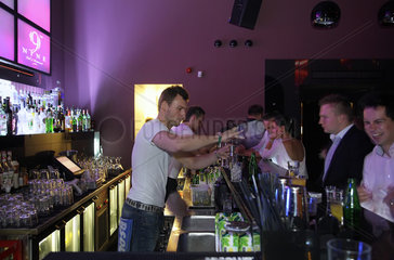 Warschau  Polen  ein Barkeeper mixt eine Drink im Nine Club