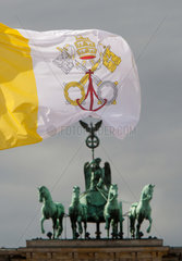 Berlin  Deutschland  die Flagge der Vatikanstadt vor dem Brandenburger Tor