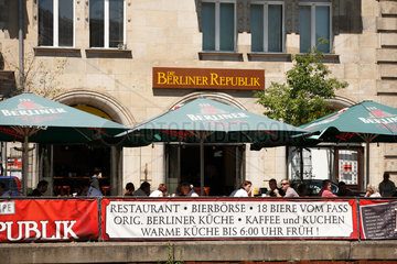 Berlin  Deutschland  Strassenrestaurant am Spreeufer