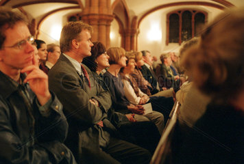 Menschen in der Gethsemane Kirche  Berlin