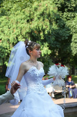 Gomel  Weissrussland  eine Braut wird an der Hand von ihrem Braeutigam gefuehrt