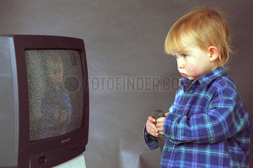 Ein Junge schaut in einen Fernseher