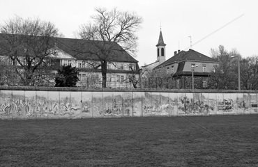 Berlin  Deutschland  Teil der ehemaligen Grenzmauer an der Gedenkstaette Berliner Mauer